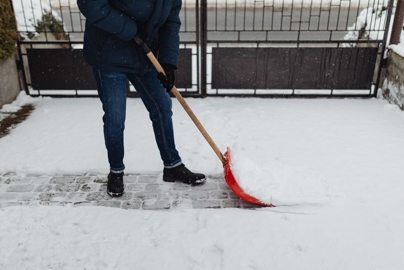 Räumen eines Gehwegs bei Schnee